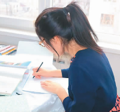 摩尔多瓦吸引了越来越多的中国学生前往留学,图为留学摩尔多瓦的姚美玲在学校。 摩尔多瓦吸引了越来越多的中国学生前往留学,图为留学摩尔多瓦的姚美玲在学校。