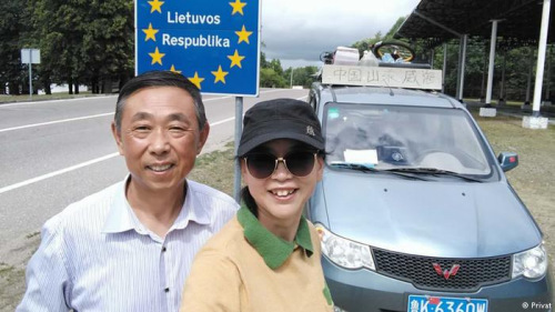 退休的黄黎黎带着老婆自驾横穿欧洲大陆(来源:德国之声中文网) 退休的黄黎黎带着老婆自驾横穿欧洲大陆(来源:德国之声中文网)