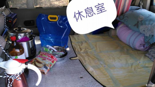 两人在车里睡觉的地方(来源:德国之声中文网) 两人在车里睡觉的地方(来源:德国之声中文网)