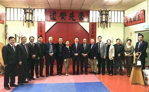 中国驻墨尔本副总领事曾建华造访百年老社团洪门(来源:澳大利亚《星岛日报》) 中国驻墨尔本副总领事曾建华造访百年老社团洪门(来源:澳大利亚《星岛日报》)