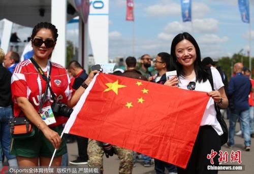 球迷展示中国国旗。(图片来源：Osports全体育图片社)