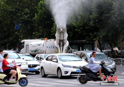 7月17日,河南郑州,郑州出动“炮车”街头喷雾降温。<a target='_blank' href='http://www.chinanews.com/'>中新社</a>记者 王中举 摄 7月17日,河南郑州,郑州出动“炮车”街头喷雾降温。<a target='_blank' href='http://www.chinanews.com/'>中新社</a>记者 王中举 摄