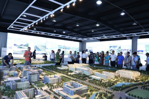 海外华媒代表参观城市规划沙盘。(图片来源:《欧洲时报》记者孔帆 摄) 海外华媒代表参观城市规划沙盘。(图片来源:《欧洲时报》记者孔帆 摄)