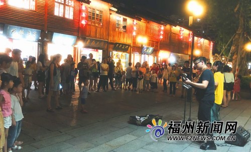 街头艺人现场表演。(图片来源：福州新闻网)