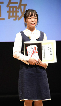 崔玥盈荣获冠军。(日本《中文导报》\/张石 摄)