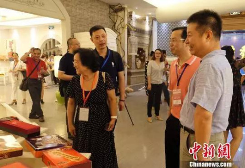 桂发祥董事长吴宏为海外华媒代表介绍企业产品 桂发祥董事长吴宏为海外华媒代表介绍企业产品