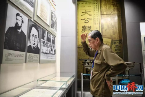 一位海外华文媒体代表被杰出新闻前辈范长江的事迹吸引 一位海外华文媒体代表被杰出新闻前辈范长江的事迹吸引