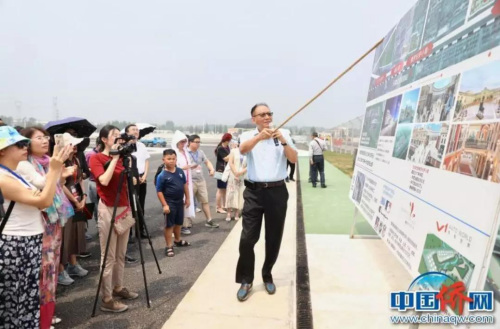 中国侨商投资企业协会副会长、美国威特集团董事长李学海向华媒代表介绍“侨梦苑”园区情况