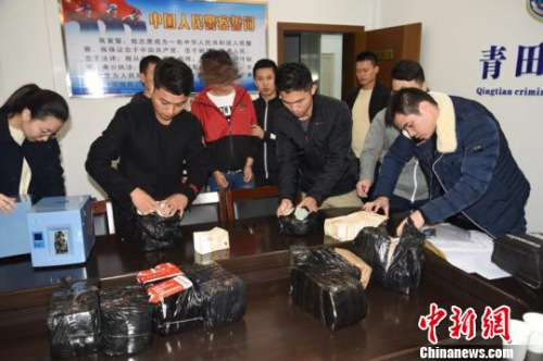 此案是近年来浙江省破获的现金量最大的非法买卖外币案件 齐黎军 摄 此案是近年来浙江省破获的现金量最大的非法买卖外币案件 齐黎军 摄