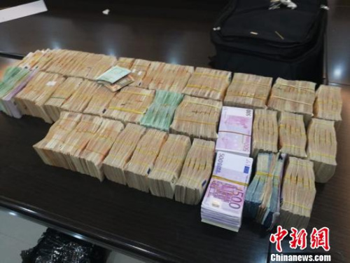 涉案金额累计高达200亿元人民币的非法买卖外汇团伙被成功摧毁 齐黎军 摄 涉案金额累计高达200亿元人民币的非法买卖外汇团伙被成功摧毁 齐黎军 摄