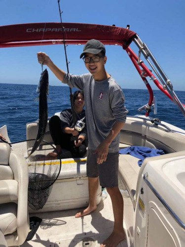 格兰杜拉高中Oliver暑假和同学们一起出海钓鱼,体验人生第一次海钓。(家长提供) 格兰杜拉高中Oliver暑假和同学们一起出海钓鱼,体验人生第一次海钓。(家长提供)