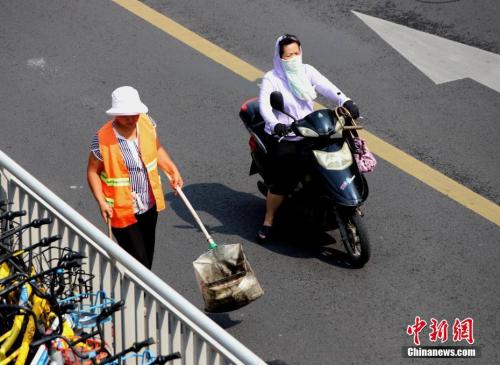 7月17日,河南郑州热浪滚滚,高温下工作的环卫工人。<a target='_blank' href='http://www.chinanews.com/'>中新社</a>记者 王中举 摄 7月17日,河南郑州热浪滚滚,高温下工作的环卫工人。<a target='_blank' href='http://www.chinanews.com/'>中新社</a>记者 王中举 摄