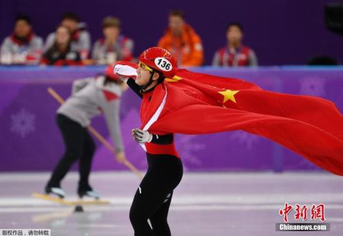 资料图：平昌冬奥会短道速滑女子1500米的A组决赛中，中国17岁小将李靳宇最后时刻连续完成超越，获得了一枚宝贵的银牌。