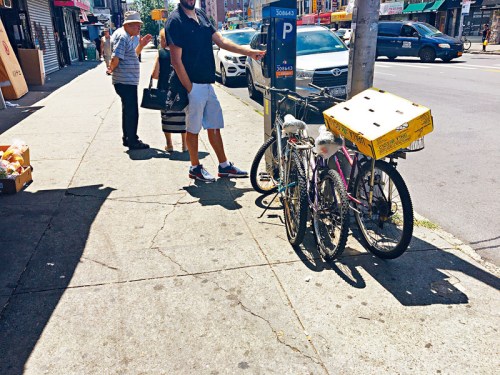事发超市前的自行车摆放处。（美国《星岛日报》 张之铭 摄）