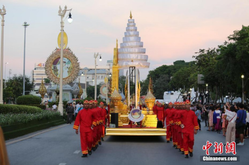 资料图：2018年3月1日，泰国庆祝万佛节活动在巴吞他尼府举行，佛教僧侣在最大佛寺之一法身寺参加“布施”仪式，万佛节是泰国的传统佛教节日，在每年泰历三月十五日举行。