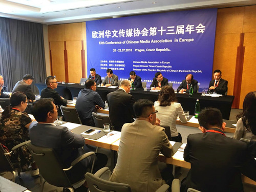 会议轮值主席、《布拉格时报》社长周灵建致辞对大家的到来表示欢迎。( 《欧洲时报》记者周修怡 摄) 会议轮值主席、《布拉格时报》社长周灵建致辞对大家的到来表示欢迎。( 《欧洲时报》记者周修怡 摄)