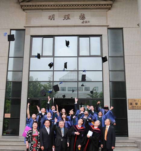 毕业典礼后兴奋的学员们 毕业典礼后兴奋的学员们