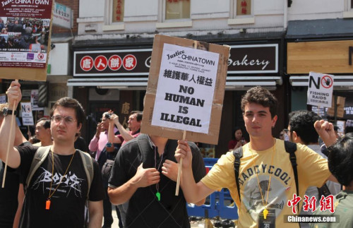 7月24日，伦敦市中心著名的唐人街中餐馆、超市、商铺等170多个华人商家集体罢市，上千华人沿街游行，抗议英国移民局粗暴执法。这是伦敦华人社会历史上最大规模的罢市游行。图为游行队伍中不乏英国市民的身影。 <a target='_blank' href='http://www.chinanews.com/'>中新社</a>记者 张平 摄