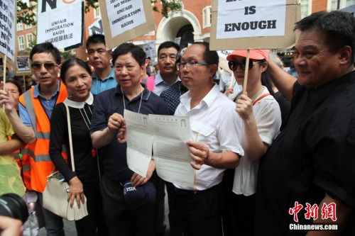 图为伦敦华埠商会主席邓柱廷(前左3)等侨领在展示致英国内政部的申诉信函。 <a target='_blank' href='http://www.chinanews.com/'>中新社</a>记者 张平 摄 图为伦敦华埠商会主席邓柱廷(前左3)等侨领在展示致英国内政部的申诉信函。 <a target='_blank' href='http://www.chinanews.com/'>中新社</a>记者 张平 摄