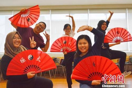 资料图:2018年6月26日,印尼高校学生体验“趣味中国”。 资料图:2018年6月26日,印尼高校学生体验“趣味中国”。