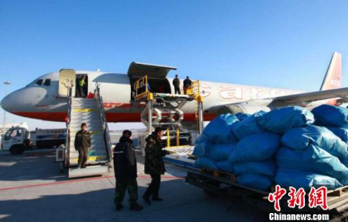 资料图:中国北疆对俄经贸繁荣,2018年上半年,黑龙江黑河机场完成货邮吞吐量28.8吨。 刘锡菊 摄 资料图:中国北疆对俄经贸繁荣,2018年上半年,黑龙江黑河机场完成货邮吞吐量28.8吨。 刘锡菊 摄