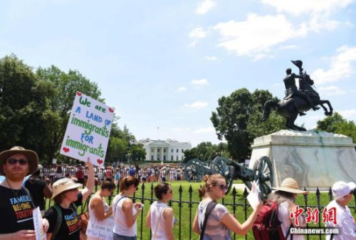 当地时间6月30日，数千名美国民众聚集在白宫外举行示威活动，抗议特朗普政府强制实行“零容忍”政策，迫使众多非法入境者家庭“骨肉分离”。<a target='_blank' href='http://www.chinanews.com/'>中新社</a>记者 刁海洋 摄