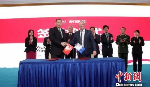 图为四川航空与奥克兰机场签订成都直飞奥克兰航线协议 高昂 摄 图为四川航空与奥克兰机场签订成都直飞奥克兰航线协议 高昂 摄