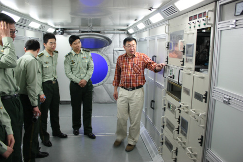 邓玉林给学生讲解模拟太空舱。图片由受访者提供 邓玉林给学生讲解模拟太空舱。图片由受访者提供