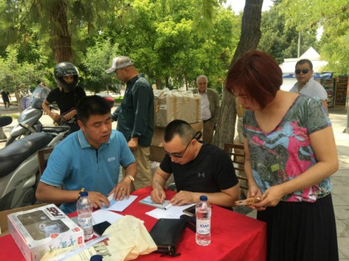 7月25日,希腊华人募捐现场。(图片来源:欧洲时报通讯员苏珊娜 摄) 7月25日,希腊华人募捐现场。(图片来源:欧洲时报通讯员苏珊娜 摄)