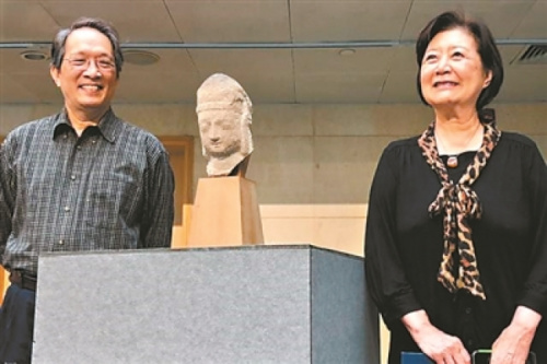 王纯杰夫妇参加山西博物院“送国宝回家”捐赠仪式。(美国《世界日报》/王纯杰提供)