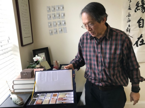 王纯杰在美国马州盖城工作室接受采访，并向记者展示他的印石收藏。(美国《世界日报》/许惠敏 摄)