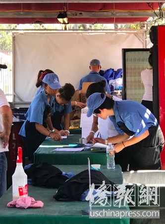 这所亚裔为主的学校有一支非常棒的舞蹈队,拿过若干次全国高中联赛的冠军。不过因为训练时间偏长,且需要家长孩子一起,穿上工作服,参加“玫瑰碗”赛事的志愿者售卖活动,家长普遍认为浪费时间,能取得家庭支持参加的孩子很少。(美国《侨报》/章宁 摄) 这所亚裔为主的学校有一支非常棒的舞蹈队,拿过若干次全国高中联赛的冠军。不过因为训练时间偏长,且需要家长孩子一起,穿上工作服,参加“玫瑰碗”赛事的志愿者售卖活动,家长普遍认为浪费时间,能取得家庭支持参加的孩子很少。(美国《侨报》/章宁 摄)