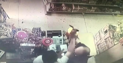 嫌疑人持刀抢劫华人店铺视频截图 嫌疑人持刀抢劫华人店铺视频截图