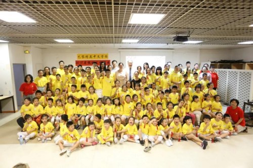 杨进公参与参加汇演的学生、教师等合影。 杨进公参与参加汇演的学生、教师等合影。