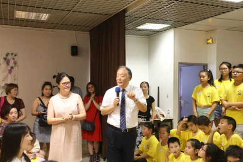 杨进公参热情与学生互动。 杨进公参热情与学生互动。