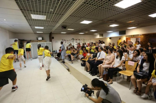 观看学生们表演。 观看学生们表演。
