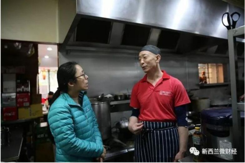 记者采访徐师傅(图片来源:新西兰天维网) 记者采访徐师傅(图片来源:新西兰天维网)