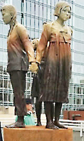 伫立在华埠圣玛莉广场上的慰安妇纪念碑。（美国《世界日报》/黄少华 摄）