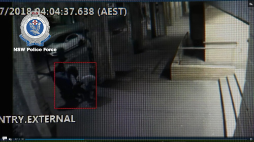  警察公布的一段录像显示，一名亚裔青年周一凌晨4点在悉尼唐人街边走边看手机时，遭4名歹徒打倒在地，抢走财物。( 图片来源：新州警察)