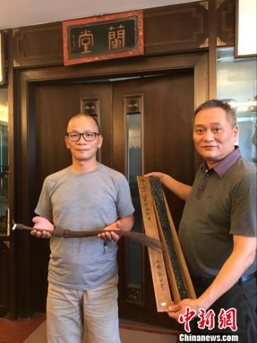 黄国梁(左)购得黄檗文物隐元拂尘回归家乡。 郑松波 摄 黄国梁(左)购得黄檗文物隐元拂尘回归家乡。 郑松波 摄