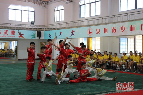 泉州南少林国际学校的学生们在开营仪式上表演武术