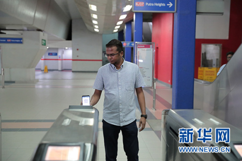 8月8日,在马来西亚吉隆坡,乘客用电子钱包刷二维码坐地铁。 新华社记者 朱炜 摄 8月8日,在马来西亚吉隆坡,乘客用电子钱包刷二维码坐地铁。 新华社记者 朱炜 摄