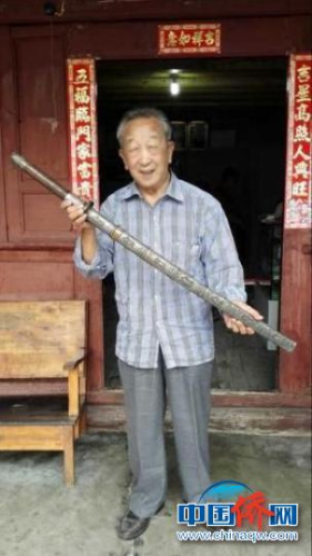 图为梁有成生前展示其父亲梁金山获得的银刀 钟欣 摄 图为梁有成生前展示其父亲梁金山获得的银刀 钟欣 摄