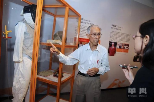 陶金汉,击剑运动员,击剑国际级裁判员,印度尼西亚归国华侨。1966年取得中国击剑史上第一枚“金牌”(第一届亚洲新兴力量运动会佩剑个人冠军),1974年成为中国第一名国际击剑裁判员。图为“中国第一代击剑人”陶金汉接受华舆专访。 陶金汉,击剑运动员,击剑国际级裁判员,印度尼西亚归国华侨。1966年取得中国击剑史上第一枚“金牌”(第一届亚洲新兴力量运动会佩剑个人冠军),1974年成为中国第一名国际击剑裁判员。图为“中国第一代击剑人”陶金汉接受华舆专访。