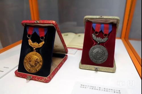 现场展出陶金汉1966年参加“第一届亚洲新兴力量运动会”中获得的男子佩剑个人赛金牌和男子花剑个人赛铜牌。 现场展出陶金汉1966年参加“第一届亚洲新兴力量运动会”中获得的男子佩剑个人赛金牌和男子花剑个人赛铜牌。