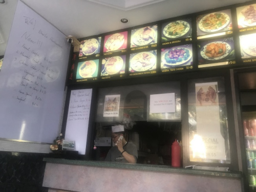 为店中安全,信Peter不但安装防弹玻璃,店中还有两个监控录像。(美国《世界日报》记者牟兰 摄) 为店中安全,信Peter不但安装防弹玻璃,店中还有两个监控录像。(美国《世界日报》记者牟兰 摄)