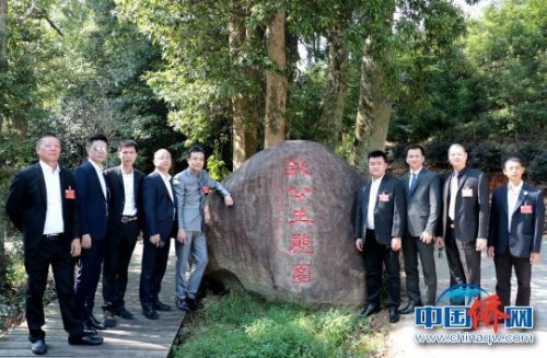 与会人员合影留念。 陈屹 摄 与会人员合影留念。 陈屹 摄