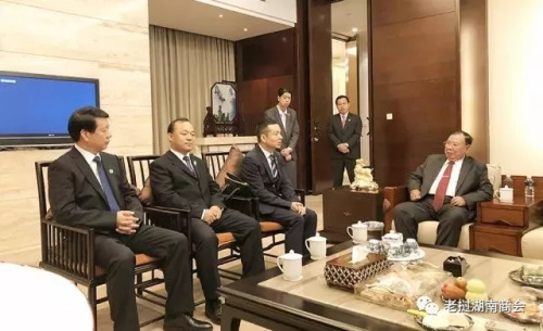 6月2日，老挝国家主席本扬·沃拉吉在湘会见老挝湖南商会会长李朝鹏一行。（图片来源：“老挝资讯网”微信公众号）