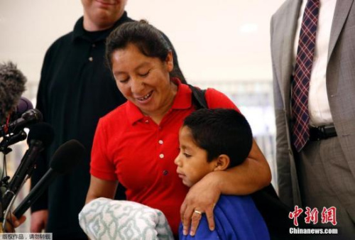 资料图片：因美国移民政策被迫分离，无证移民母子机场重聚。