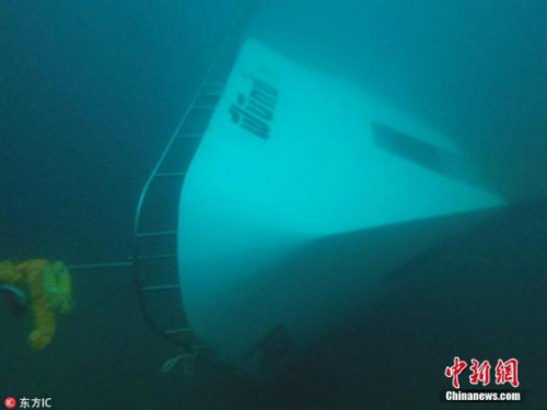 当地时间7月6日,泰国普吉岛海域附近,泰国皇家海军第三区司令部发布照片,观光船在海中沉没。图片来源:东方IC 版权作品 请勿转载 当地时间7月6日,泰国普吉岛海域附近,泰国皇家海军第三区司令部发布照片,观光船在海中沉没。图片来源:东方IC 版权作品 请勿转载